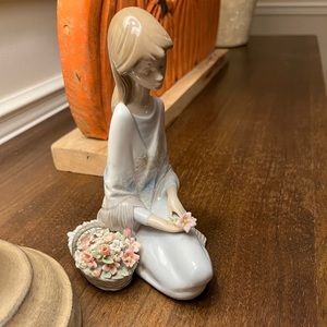 Lladro Flower Song Girl 1988 Collectors Figurine